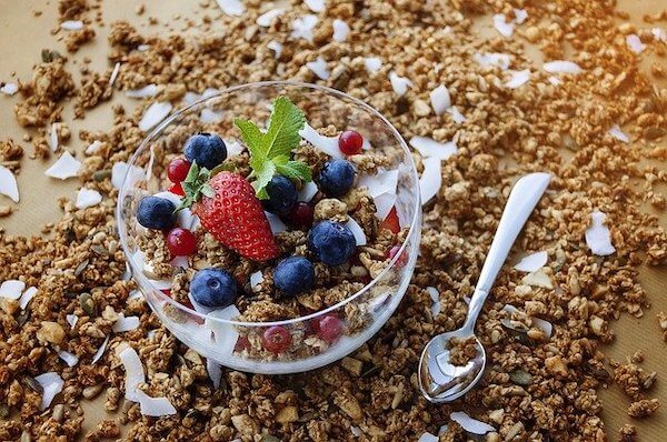 granola-musli-cerealie-jogurt